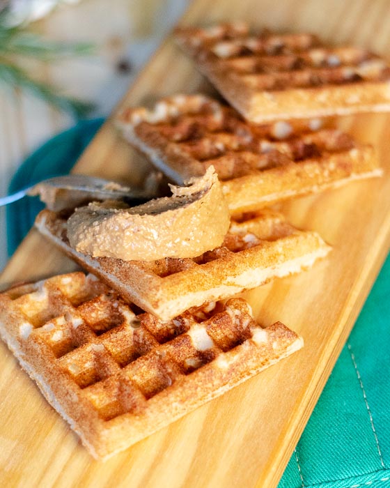 Waffles (Com Manteiga de Amendoim) - Empório 